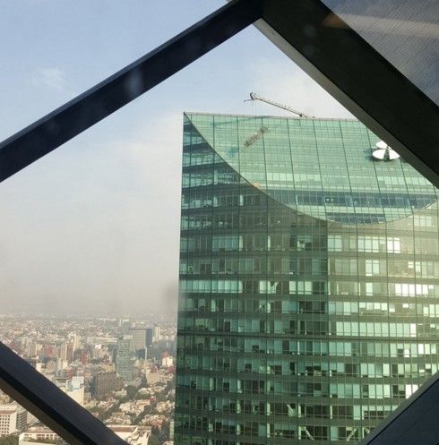 Rescatan a tres trabajadores de andamio en la Torre Mayor Rescatan a tres trabajadores de andamio en la Torre Mayor