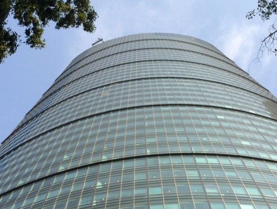 Rescatan a tres trabajadores de andamio en la Torre Mayor - Torre-Mayor-condo-relámpago