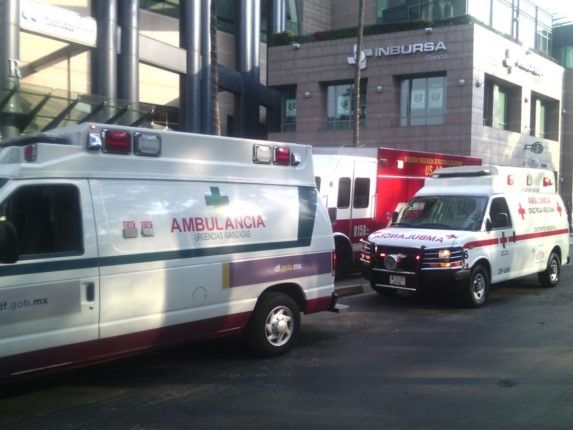 Rescatan a tres trabajadores de andamio en la Torre Mayor - Torre-Mayor-condo-relámpago2