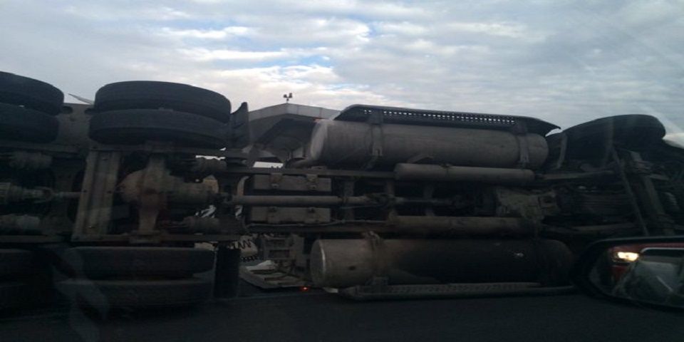 Vuelca tráiler en Circuito Exterior Mexiquense