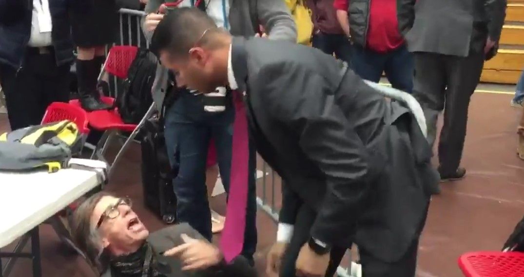 Video: agresión contra periodista en mitin de Trump Video: agresión contra periodista en mitin de Trump