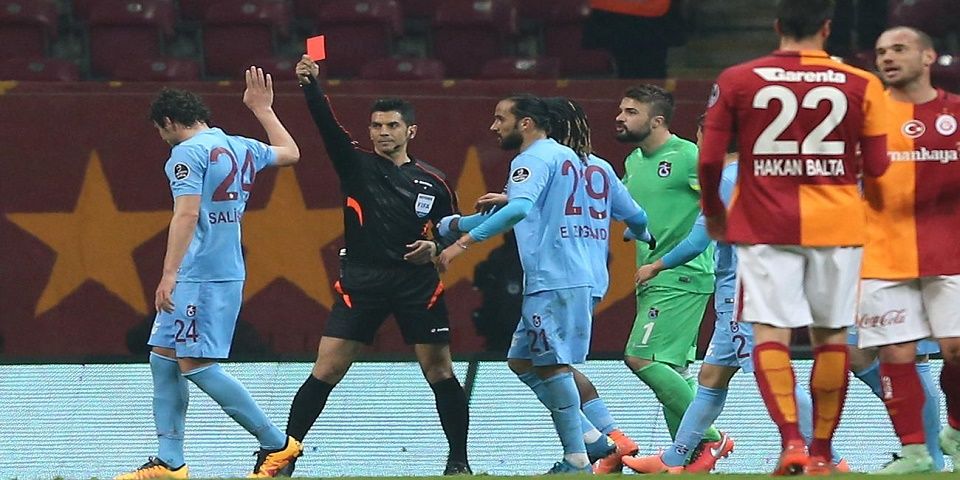 Video: jugador saca tarjeta roja al árbitro Video: jugador saca tarjeta roja al árbitro