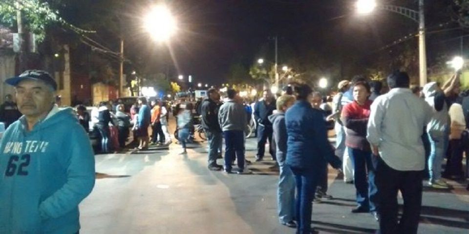 Bloquean vecinos Vasco de Quiroga. Demandan agua