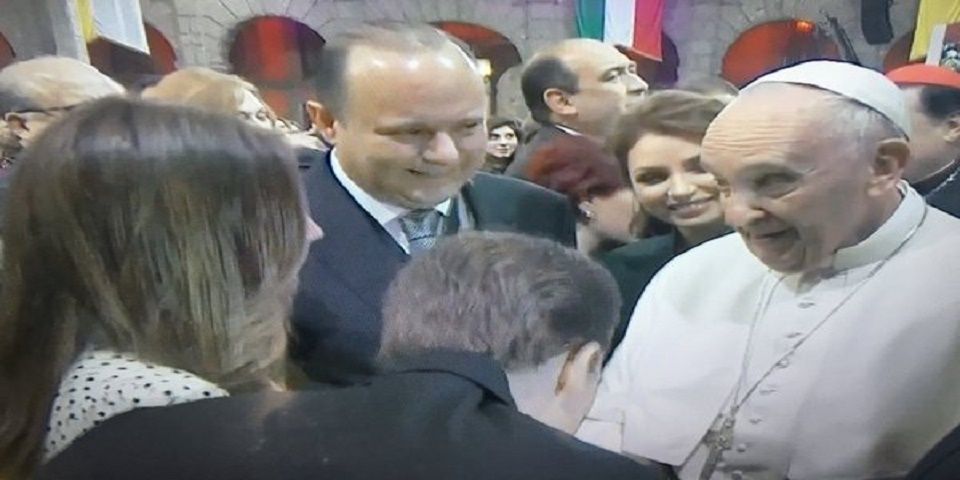 Gobernadores besan mano del papa y reciben críticas en redes sociales