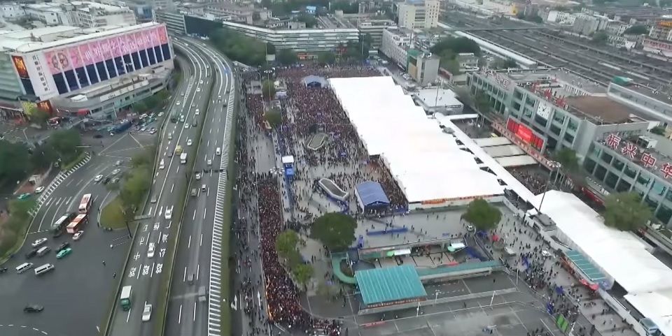 Video: más de 50 mil personas varadas en estación de tren