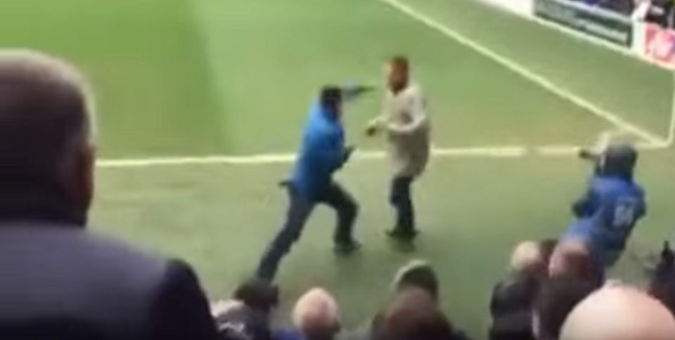 Video: hooligans bajan a la cancha a pelear Video: hooligans bajan a la cancha a pelear