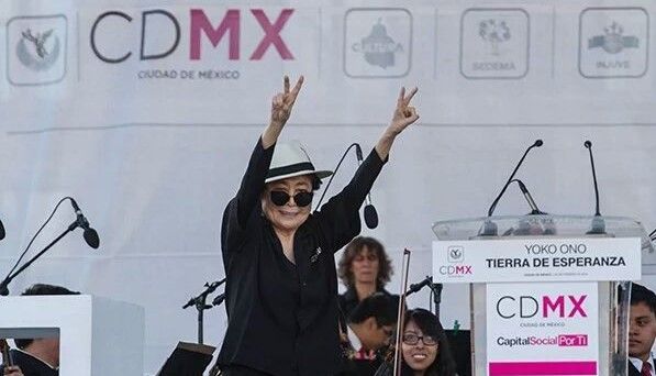 Yoko Ono inaugura “Árboles de los deseos” en el Zócalo