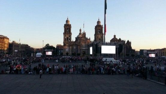 Feligreses arriban al Zócalo por el papa Francisco