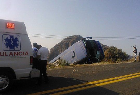Cuatro peregrinos muertos por volcadura en Morelos Cuatro peregrinos muertos por volcadura en Morelos