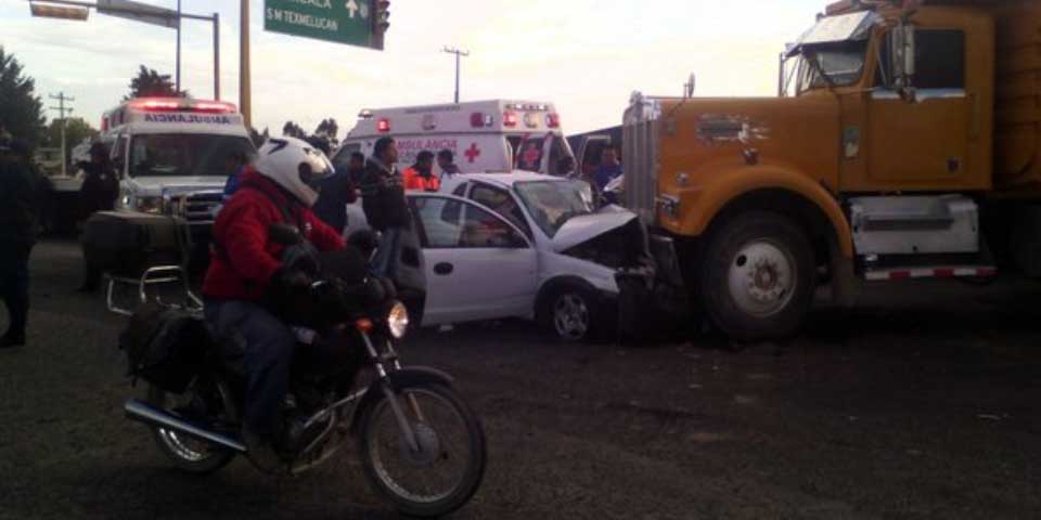 Choque genera caos en la México-Puebla