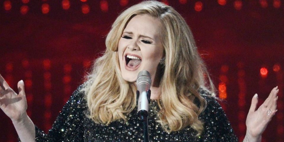 Adele desafinó en los Grammy