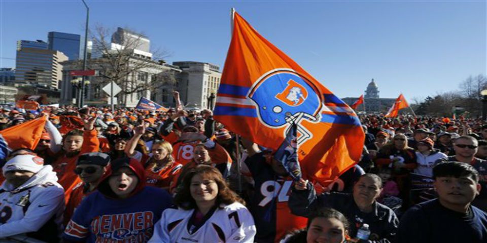 Los campeones Broncos desfilan por Denver