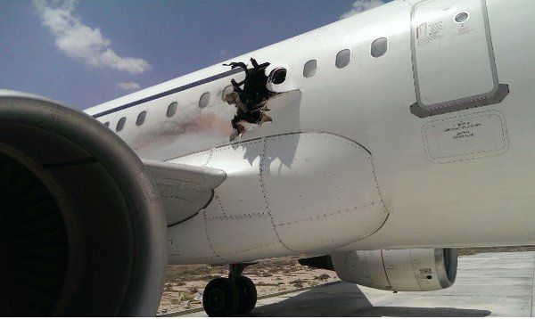 Explosión deja un agujero en avión en África - agujero-avion-africa-2