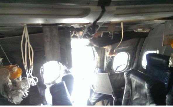 Explosión deja un agujero en avión en África - agujero-avion-africa-3