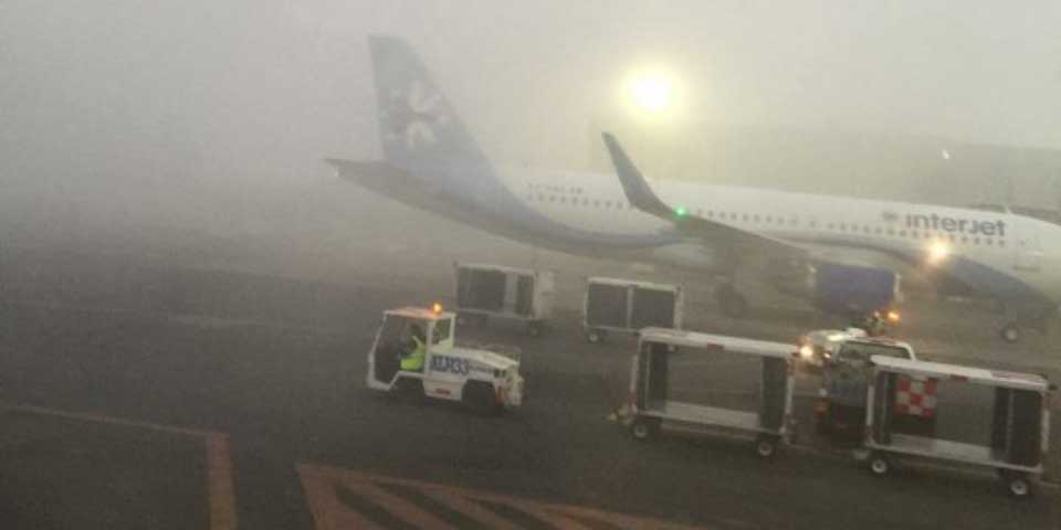 Reanudan operaciones en el AICM tras banco de niebla