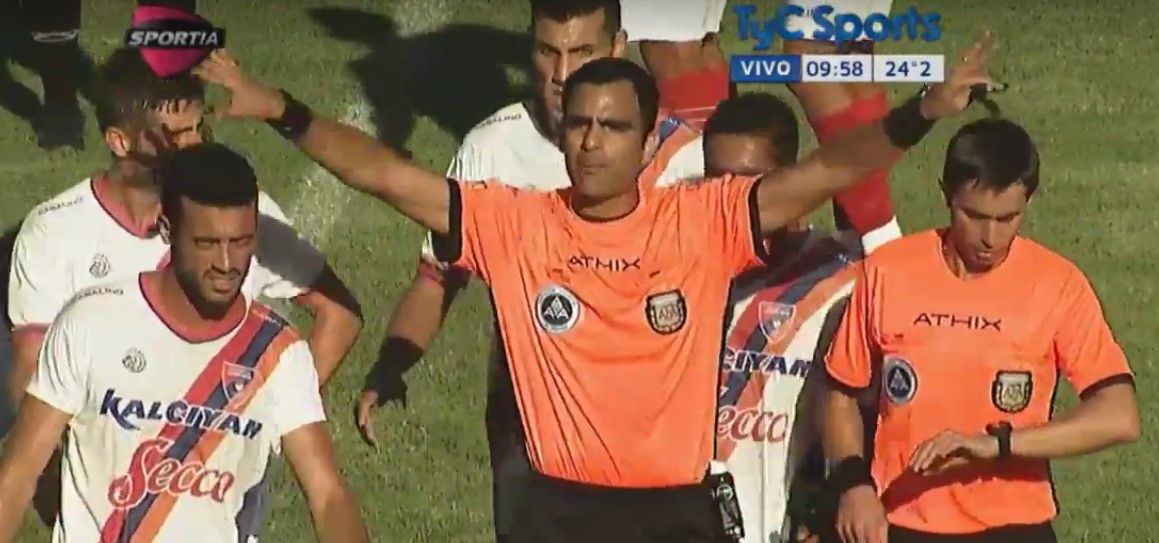 Video: el árbitro que termina el primer tiempo al minuto 35 Video: el árbitro que termina el primer tiempo al minuto 35