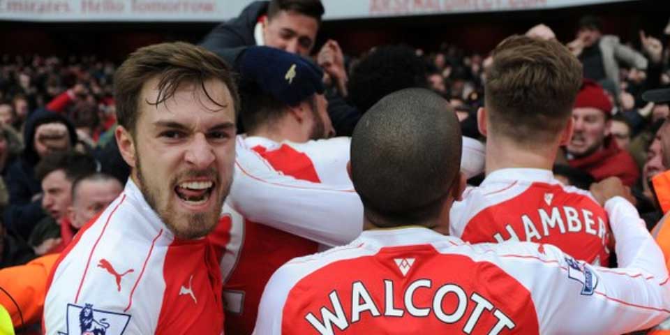 Gol de último minuto acerca al Arsenal a la cima