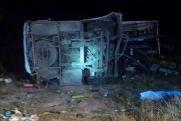 Vuelca autobús en Durango: 12 muertos