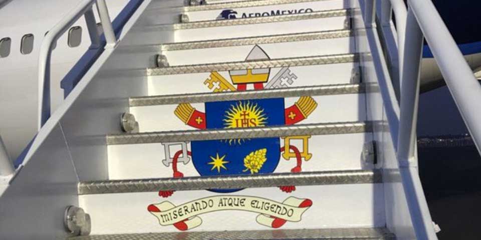 El avión que llevó al papa Francisco a Chiapas