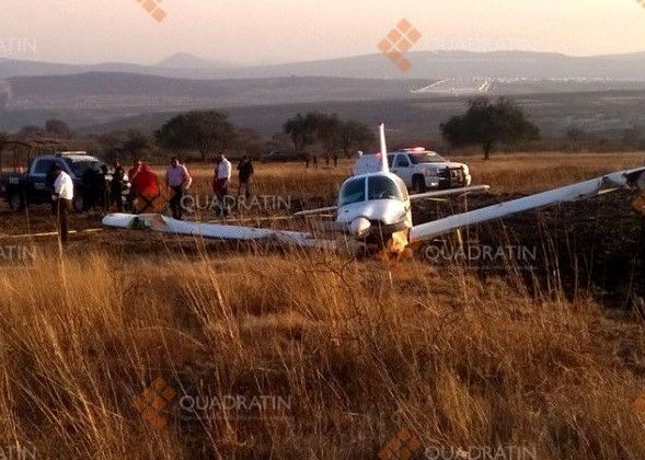 Avión pequeño aterriza de emergencia en comunidad de Querétaro - avioneta