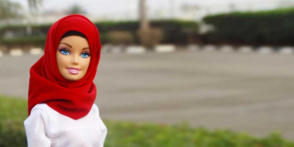 Barbie ataviada con hiyab causa sensación en redes sociales Barbie ataviada con hiyab causa sensación en redes sociales