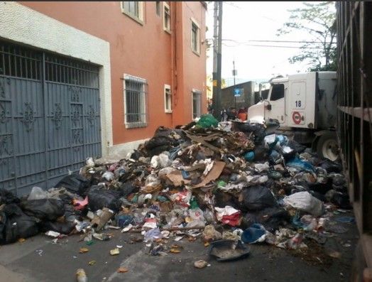 Bloquean Ayuntamiento de Cuernavaca con basura
