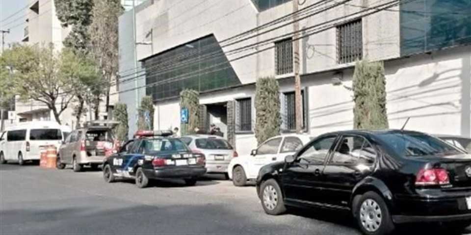 Funcionarios de MH se adueñan de calle para estacionarse