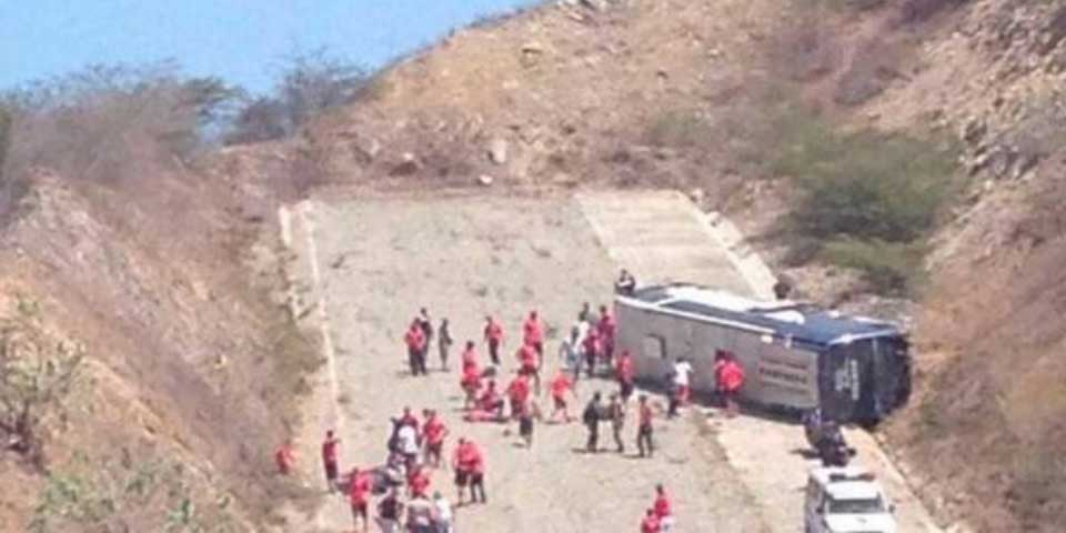 Vuelca autobús del equipo argentino Huracán