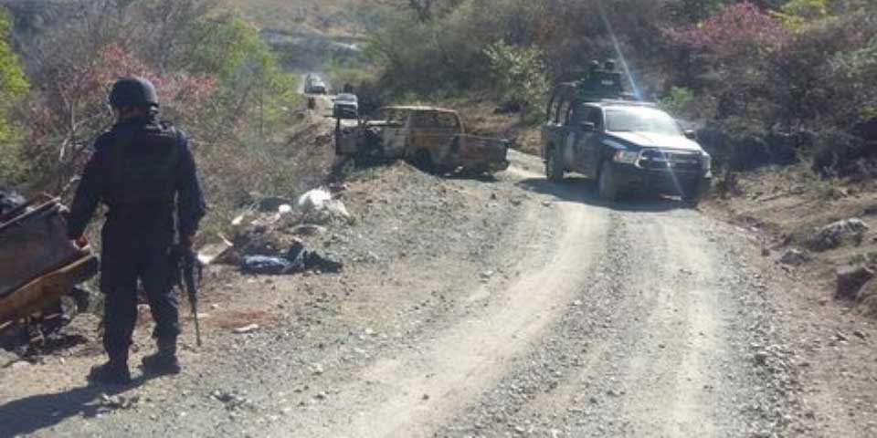 Grupo armado quema camionetas en comunidades de Guerrero