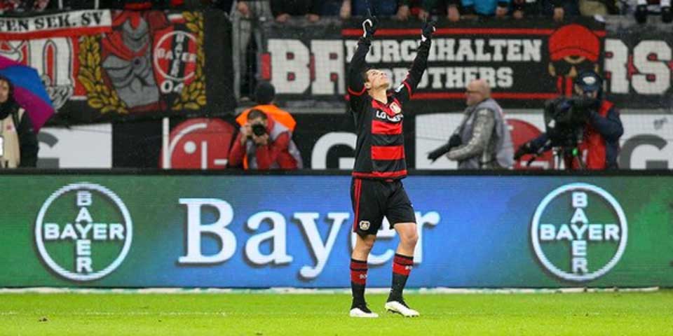 Chicharito marca en eliminación del Bayer Leverkusen en Copa