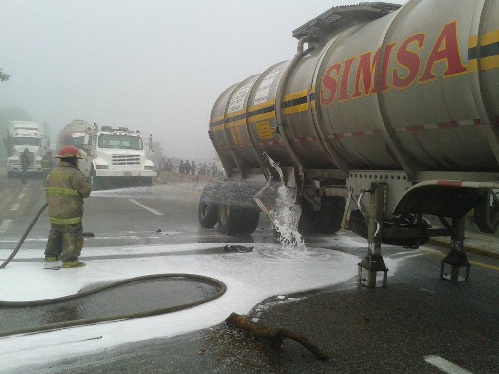 Choque de pipa ocasiona caos vial en carretera de Tabasco - choque-de-pipa-tabasco-1-1024x768
