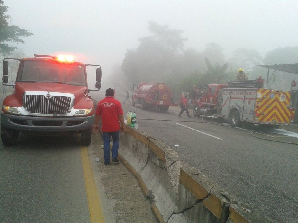Choque de pipa ocasiona caos vial en carretera de Tabasco - choque-de-pipa-tabasco-1024x768