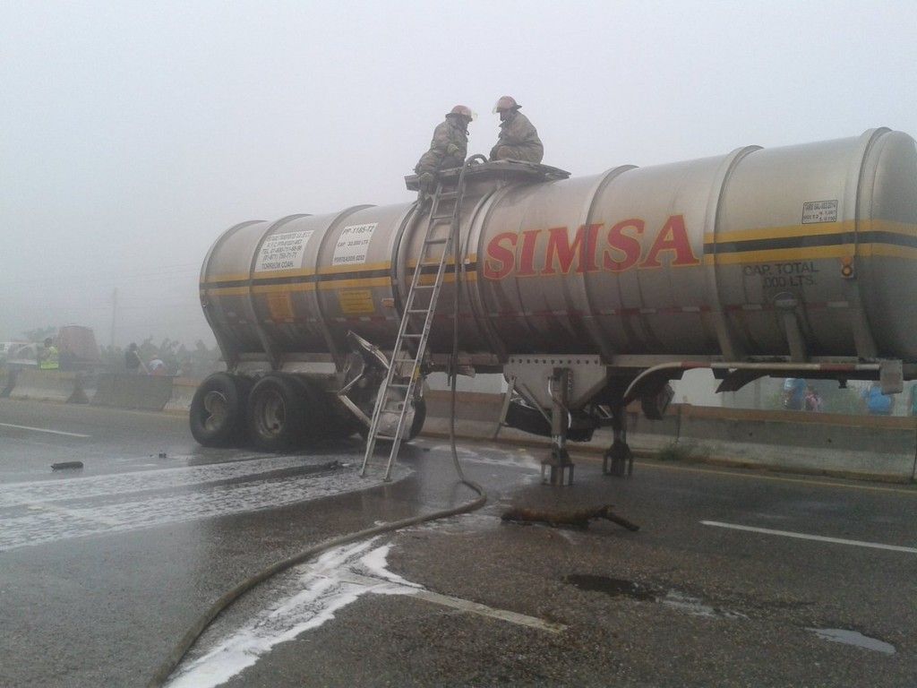 Choque de pipa ocasiona caos vial en carretera de Tabasco - choque-de-pipa-tabasco-2-1024x768