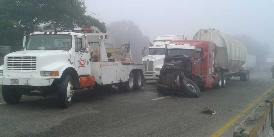 Choque de pipa ocasiona caos vial en carretera de Tabasco