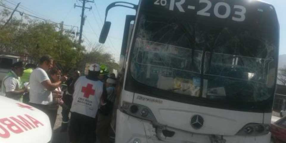 Choque entre autobuses deja por lo menos 13 heridos