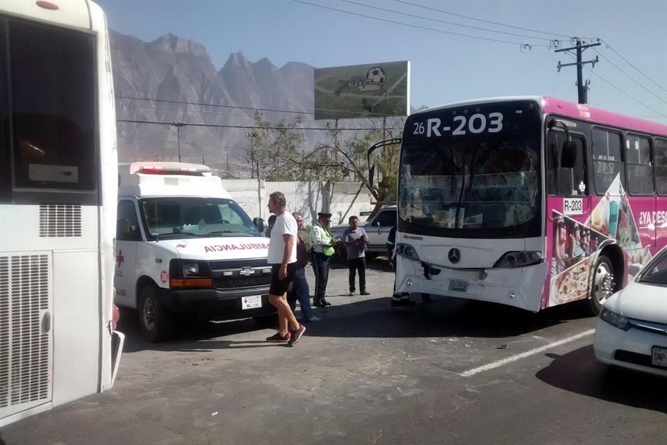 Choque entre autobuses deja por lo menos 13 heridos - choque-entre-autobuses-santa-catarina1