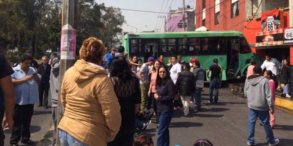 Choque de microbús contra negocio deja un muerto en Álvaro Obregón