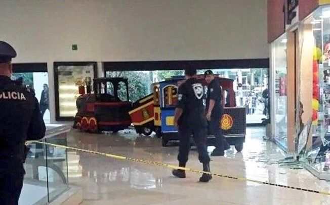 Cuatro lesionados por choque de tren eléctrico en Pabellón Polanco