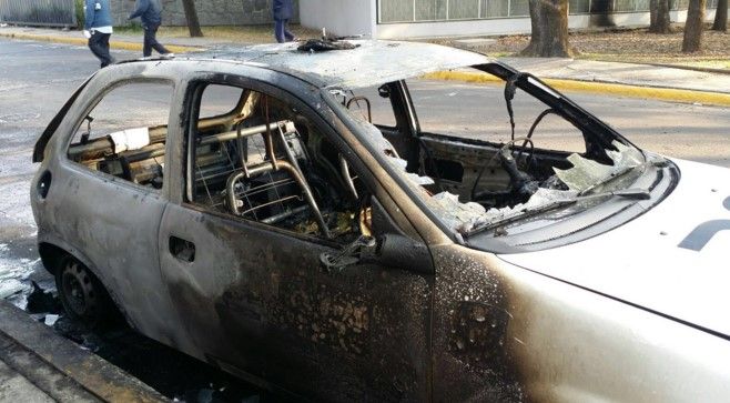 Detención de "El Yorch" ocasiona disturbios en la UNAM - coche-incendio-UNAM-MxQnoticias2