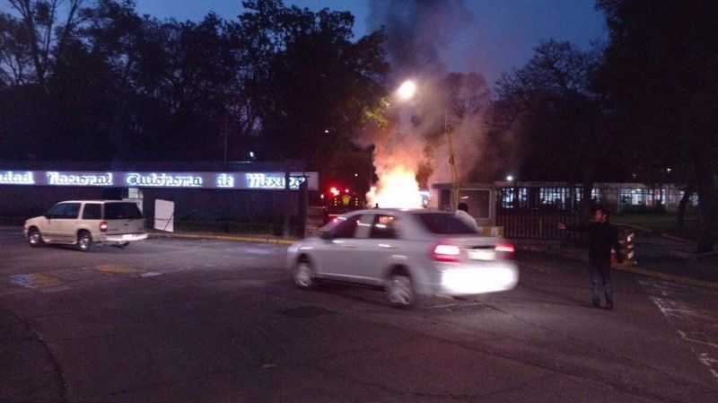 Detención de "El Yorch" ocasiona disturbios en la UNAM - coche-incendio-UNAM-amarilloalarcon
