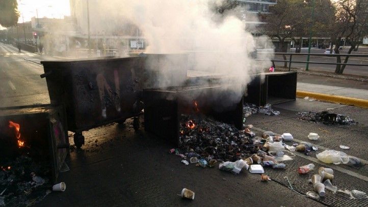 Detención de "El Yorch" ocasiona disturbios en la UNAM - coche-incendio-UNAM-milenio