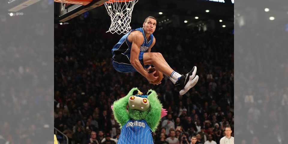 Impresionante duelo en concurso de clavadas de la NBA