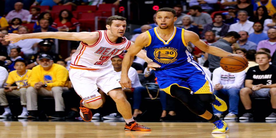 Stephen Curry empata racha de partidos consecutivos anotando triples