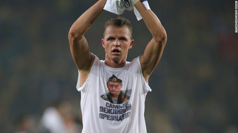 Abren procedimiento a jugador ruso por playera con rostro de Putin - dmitri-tarasov-vladimir-putin