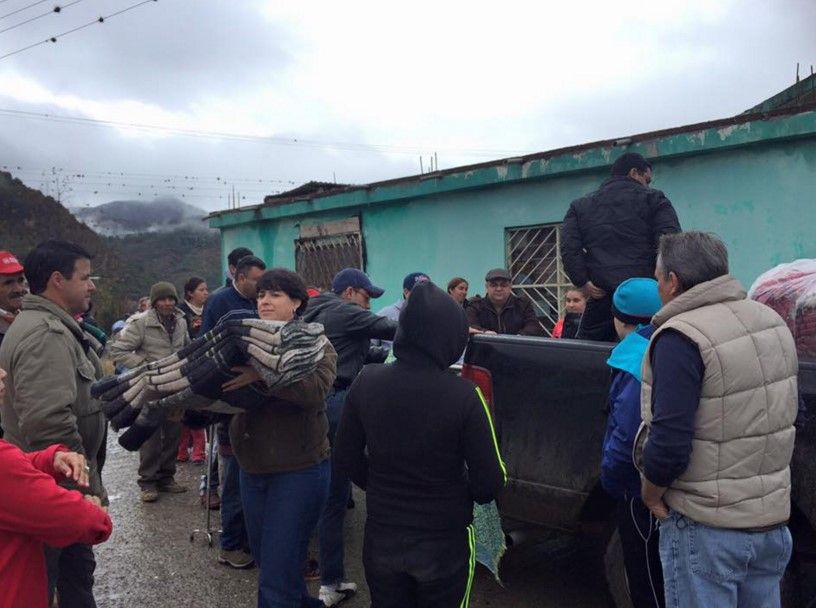 Renuncia funcionario de NL por gastos en cobijas - entrega-de-cobijas-Rogelio-Benavides-Fb