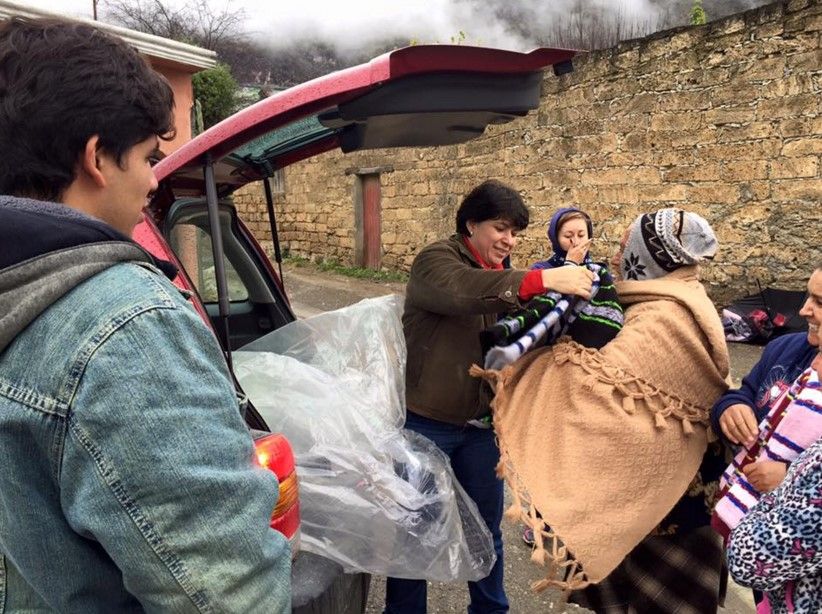 Renuncia funcionario de NL por gastos en cobijas - entrega-de-cobijas-Rogelio-Benavides-Fb2