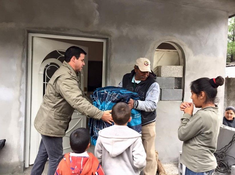 Renuncia funcionario de NL por gastos en cobijas - entrega-de-cobijas-Rogelio-Benavides-Fb3