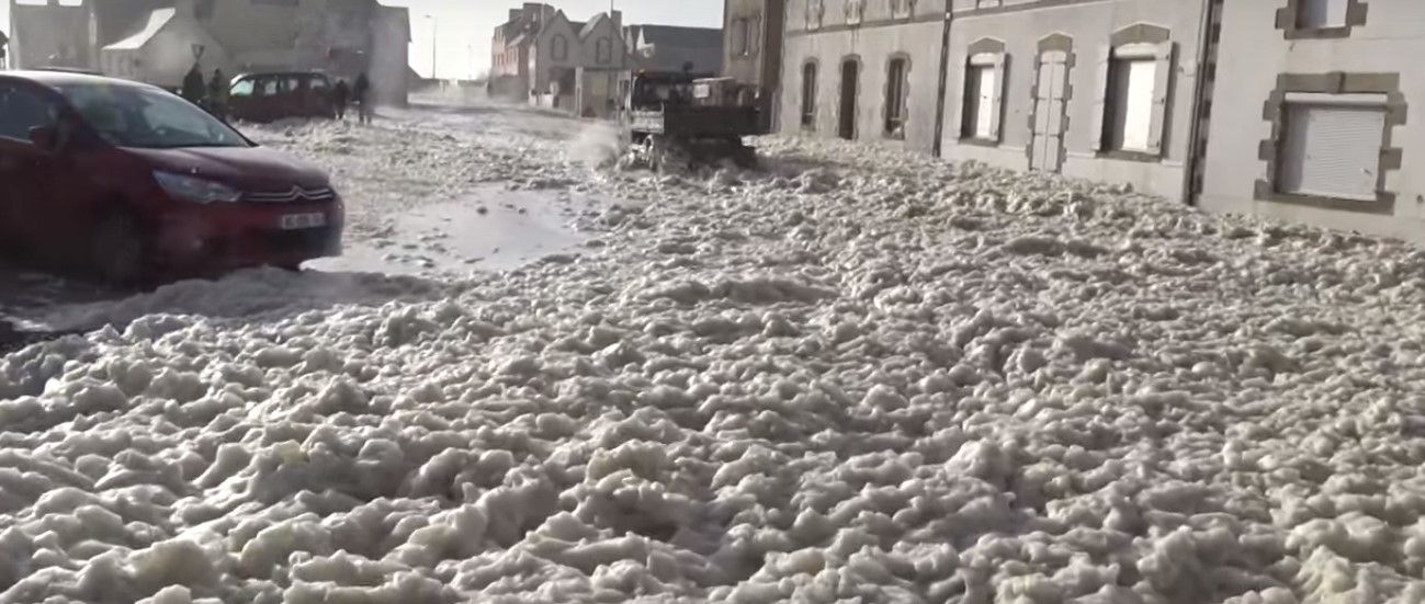 Video: espuma inunda pueblo francés