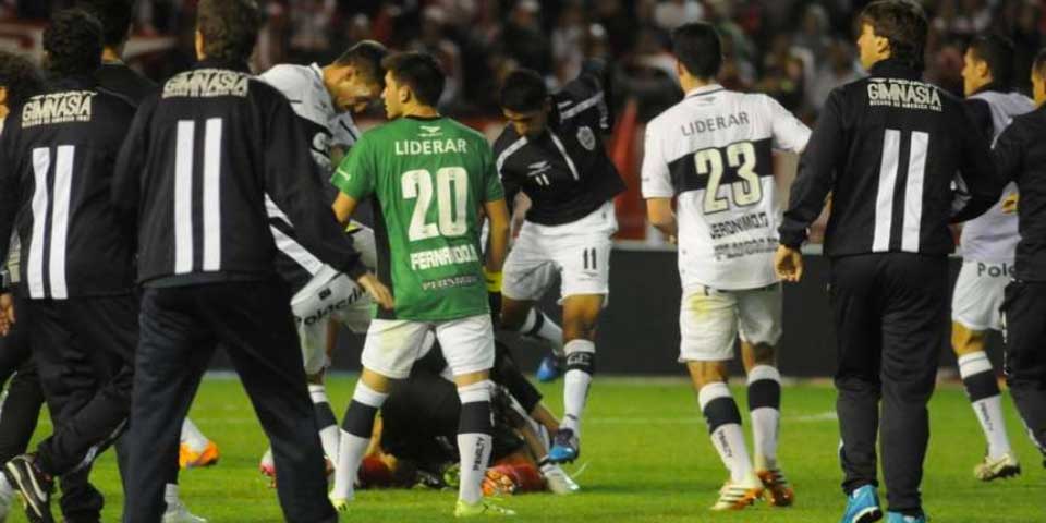 Suspenden amistoso en Argentina por enfrentamiento entre jugadores Suspenden amistoso en Argentina por enfrentamiento entre jugadores