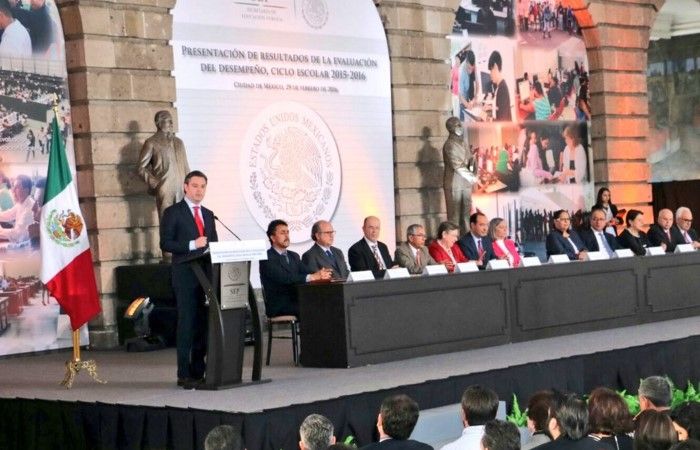 Solo la mitad de maestros aprobaron satisfactoriamente el examen: SEP - evaluacion-docente-aurelio-nuno